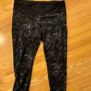 28” legging black and white
